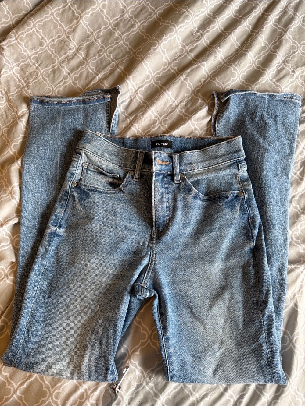 Express Women's Light Wash mid rise skyscraper Jeans